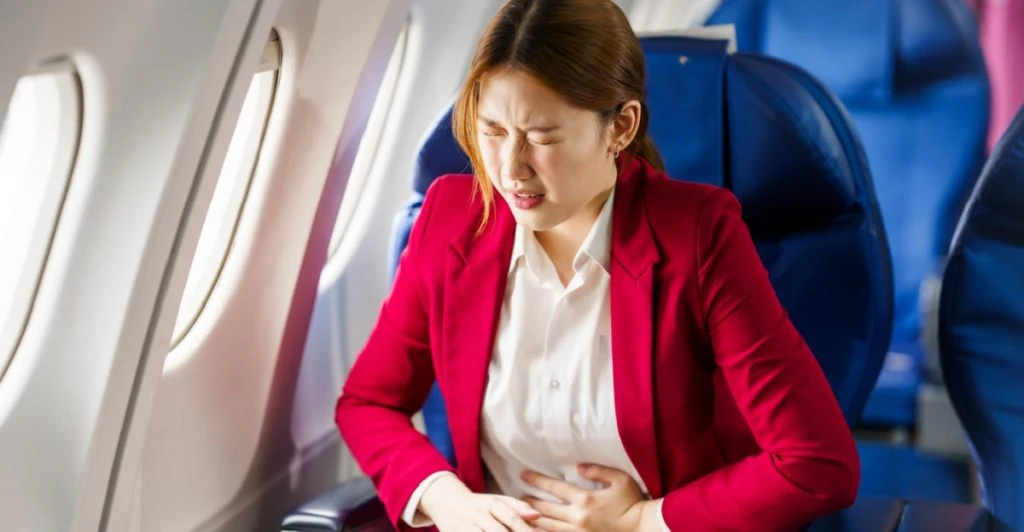 Gör detta varje timme på flyget – minskar uppblåsthet direkt