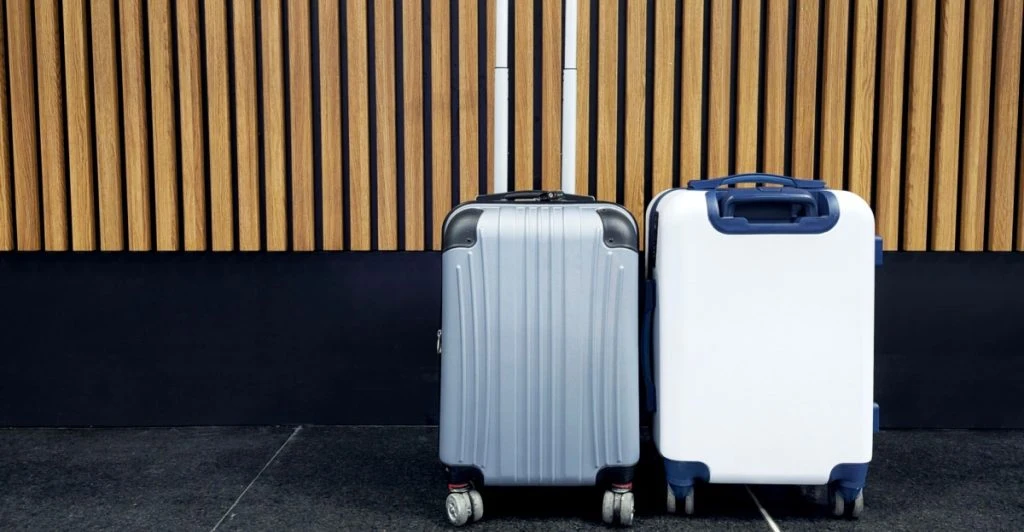 Därför ska du aldrig vakta en främlings väska på flygplatsen