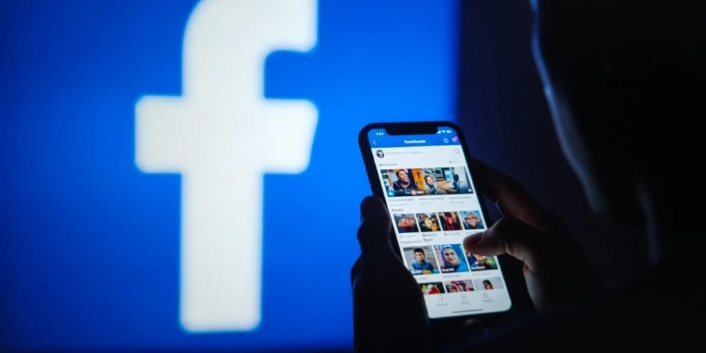 Facebook smartphone logo