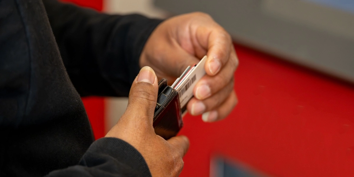 Mange bærer rundt på det i pungen: Til maj bliver plastikkort ugyldigt