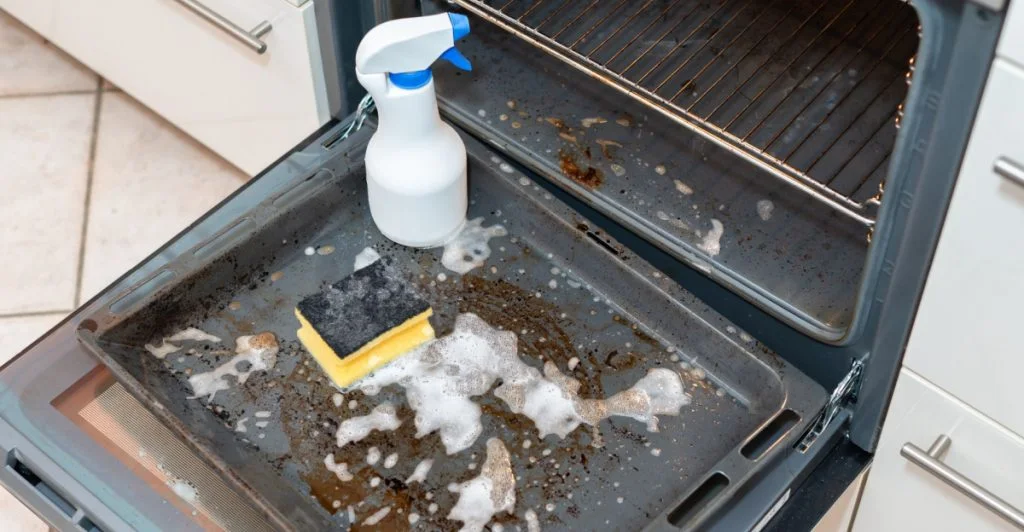 Plastfolie-tricket som gör ugnsplåten ren på 20 minuter