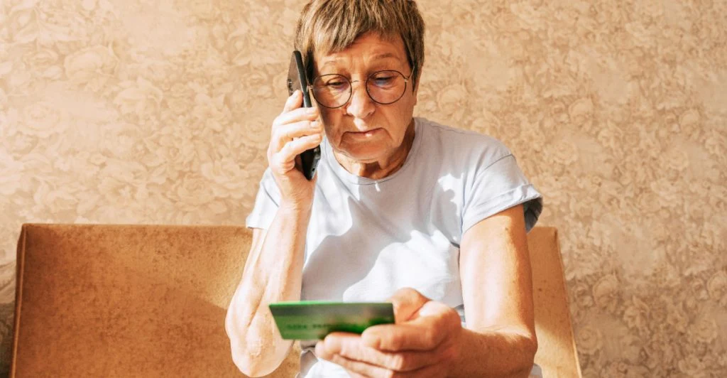 Äldre dam blir lurad i telefonen