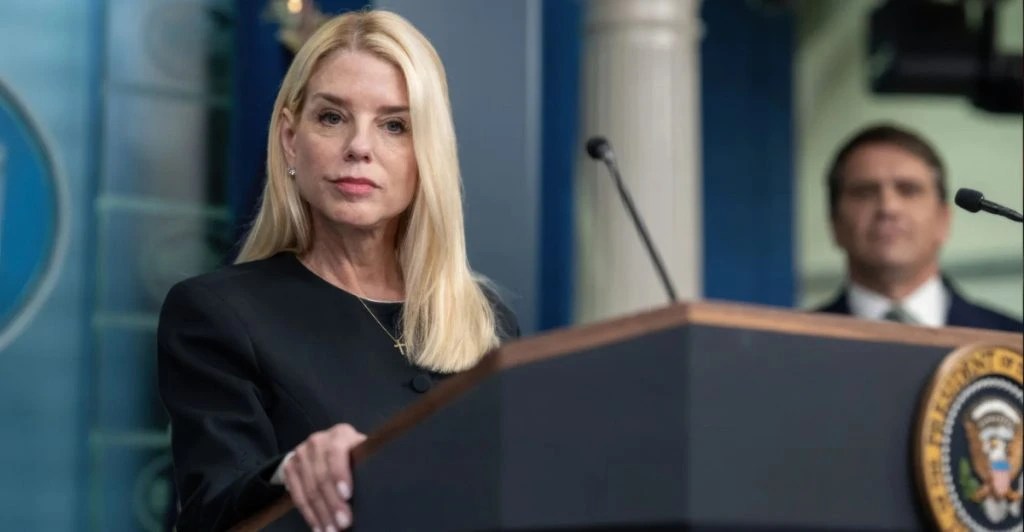Pam Bondi: Alla Epstein-dokument är släppta – över 300 namn publiceras