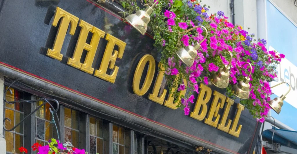 Den brittiska pubtraditionen dör sakta – unga sviker och priserna skenar