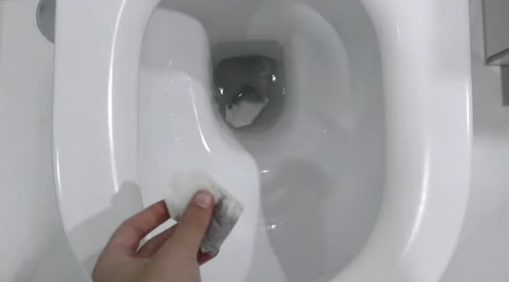 Känner du till tepåsetrikset? Det kan hålla din toalett renare än någonsin
