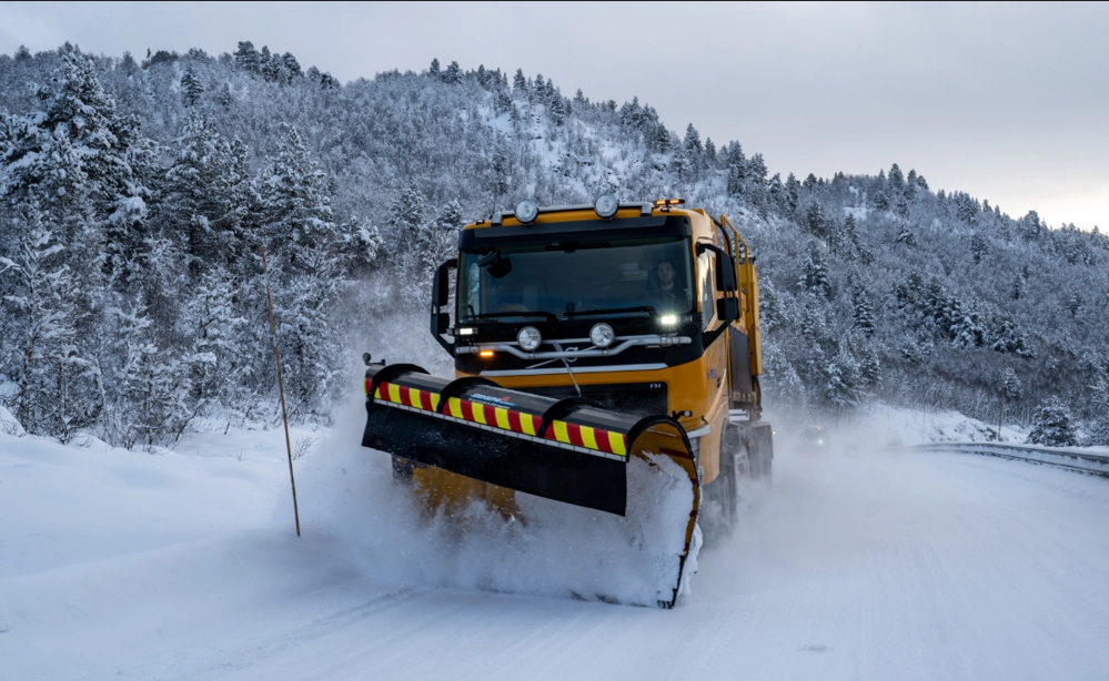 Har du også lurt på det? Kan brøytebilen kjøre raskere og fjerne like mye snø?
