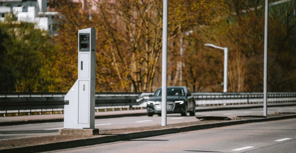 Kørte 131 km/t i 120-zone, men er bøden langt dyrere end forventet
