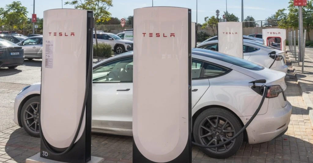 Bøder skaber debat ved Tesla-ladestation