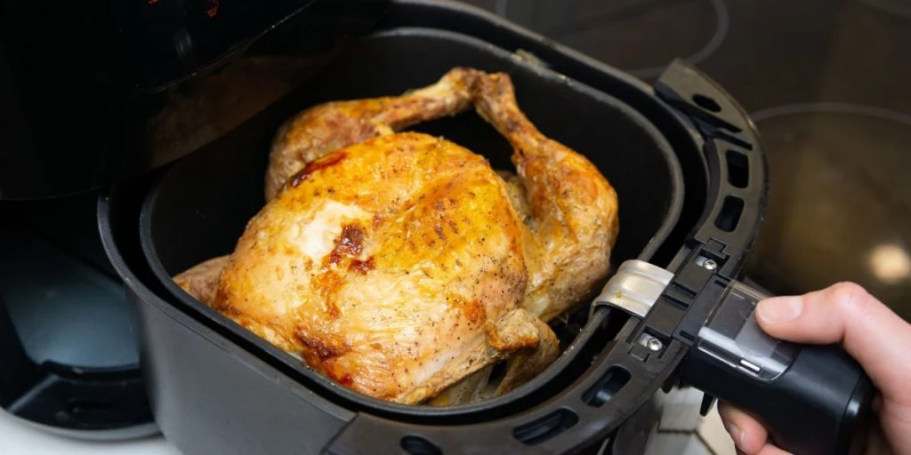 Sådan får du ekstra sprød kyllingeskind i airfryeren – uden besvær