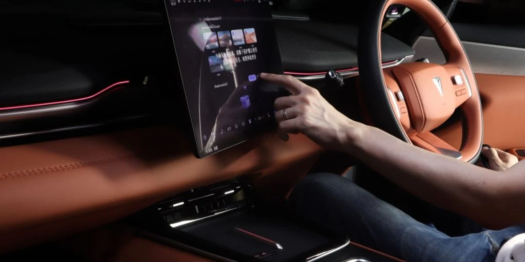 Er elbilerne ved at blive for digitale?