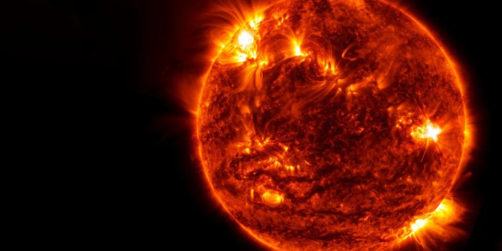 Kæmpe plet på Solen udløste kraftige udbrud – forskere holder øje med Jorden