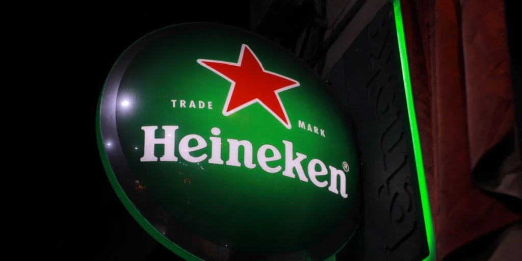 Heineken skærer tusindvis af job og satser massivt på kunstig intelligens