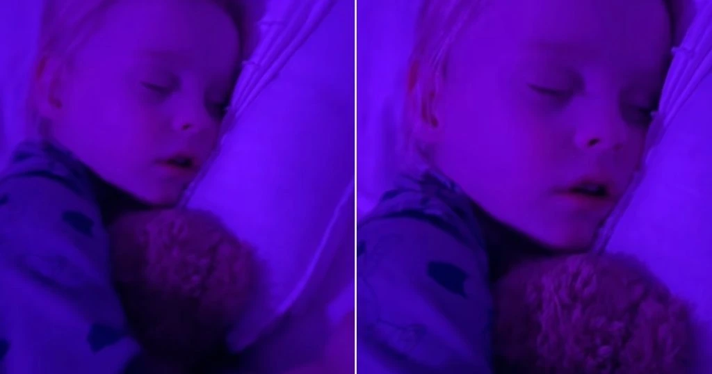 4-årig markerer årsdag for tvillingesøsters begravelse: Har fået tusindvis til at græde