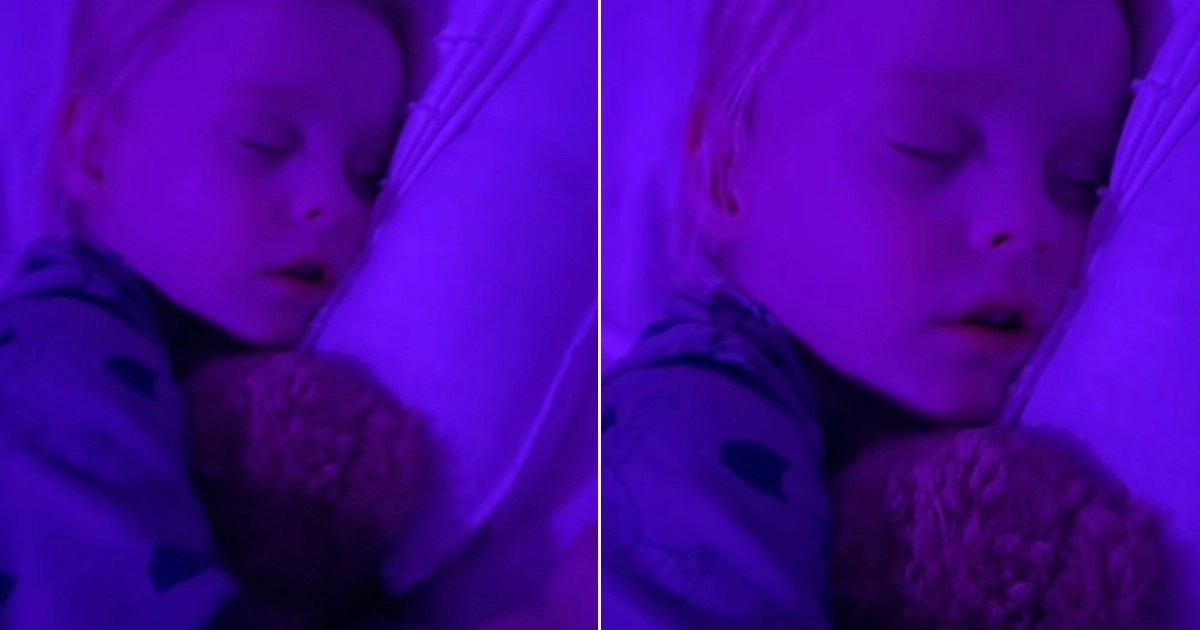 4-årig markerer årsdag for tvillingesøsters begravelse: Har rørt tusindvis til tårer