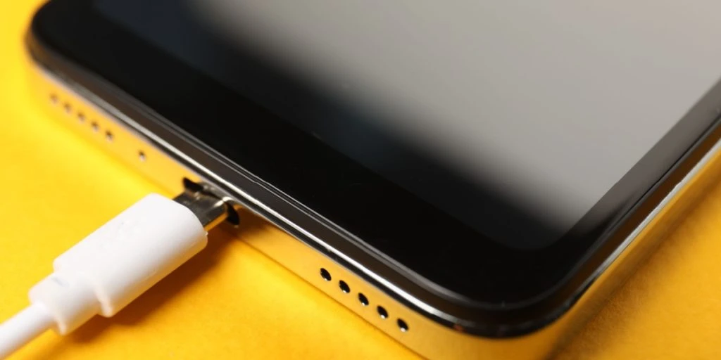 Mange oplader deres mobil forkert – denne simple regel kan forlænge batteriets levetid