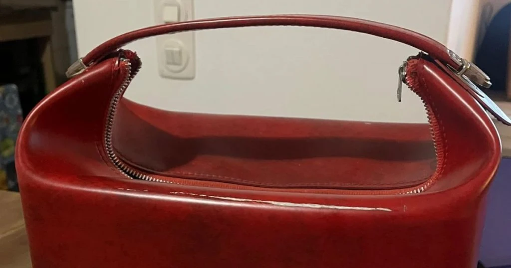 Kvinde køber taske i genbrugsbutik: Et slet ikke forberedt på indholdet