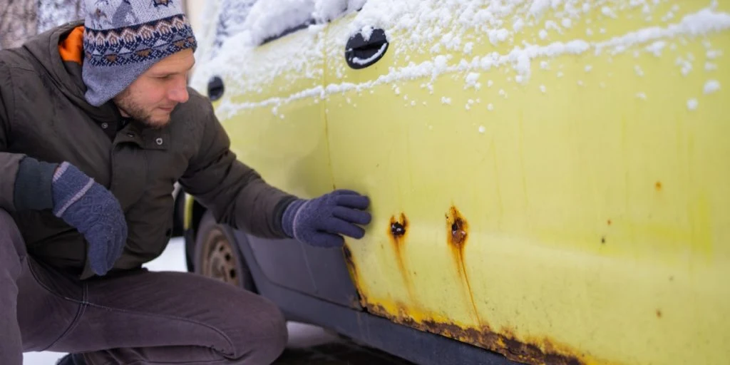 Vinterens salt kan skade bilen og føre til dyre reparationer