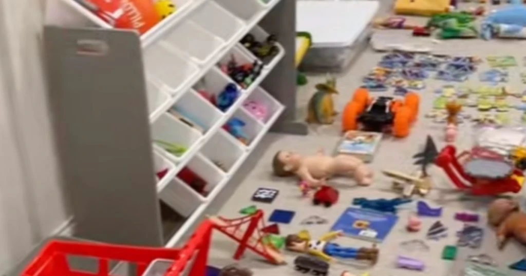 Mor beder søn rydde op på værelse: Bliver chokeret over synet, der møder hende