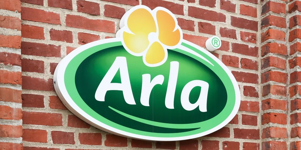 Arla-logo, der hænger på en bygning af mursten