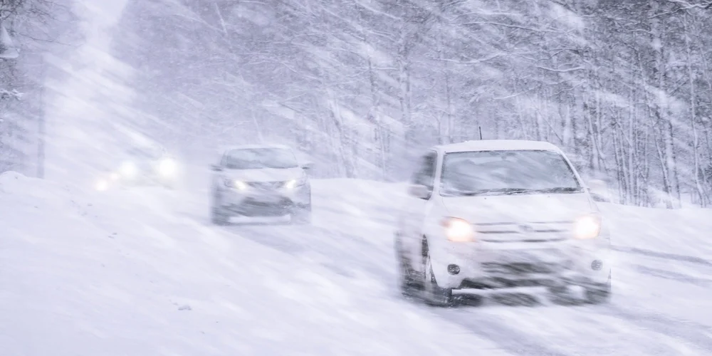 Biler kører i snestorm