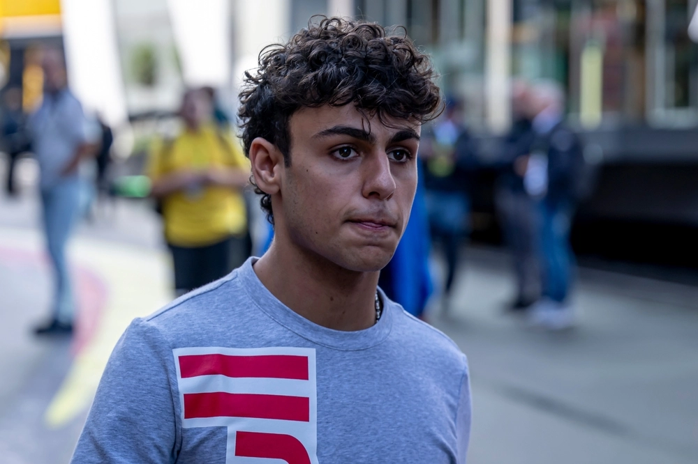 “Jeg er stolt af min arv”: Mød Storbritanniens yngste F1-kører