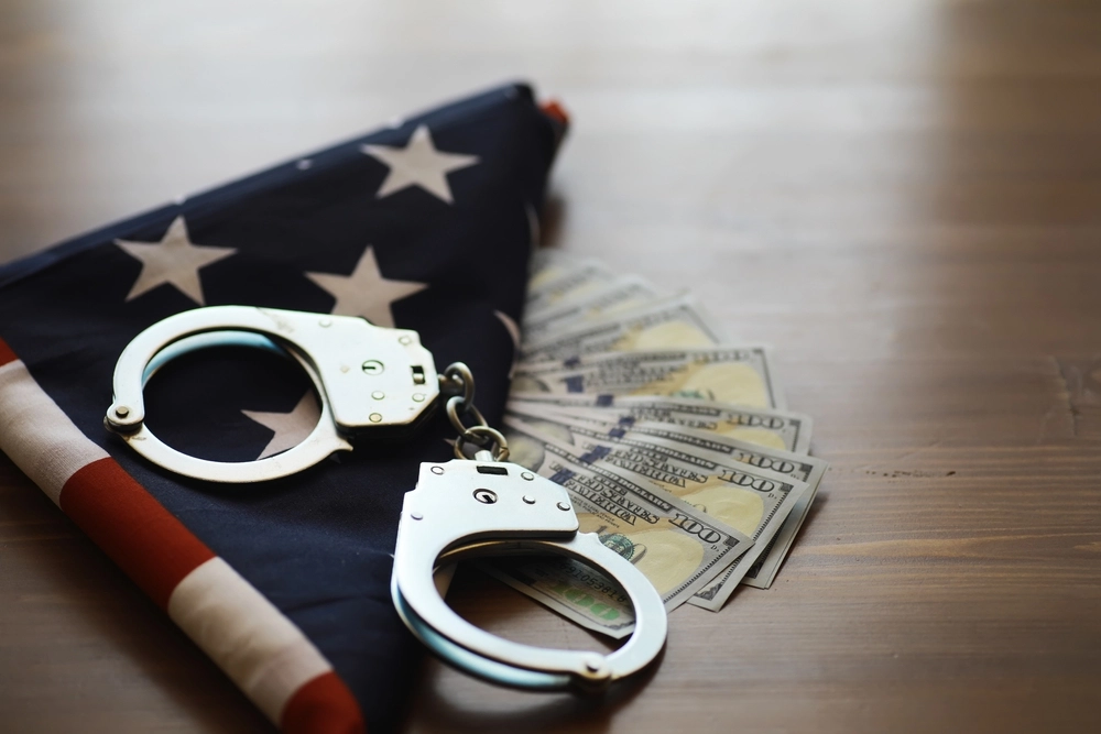 Handcuffs,On,American,Flag,With,Stacked,Money,Police,Håndjern,flag,penge