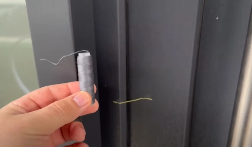 Sytråd, der er sat fast på hoveddør