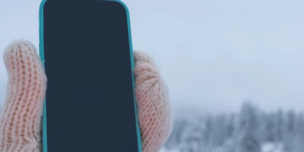 Derfor går din mobil død langt hurtigere i frostvejr