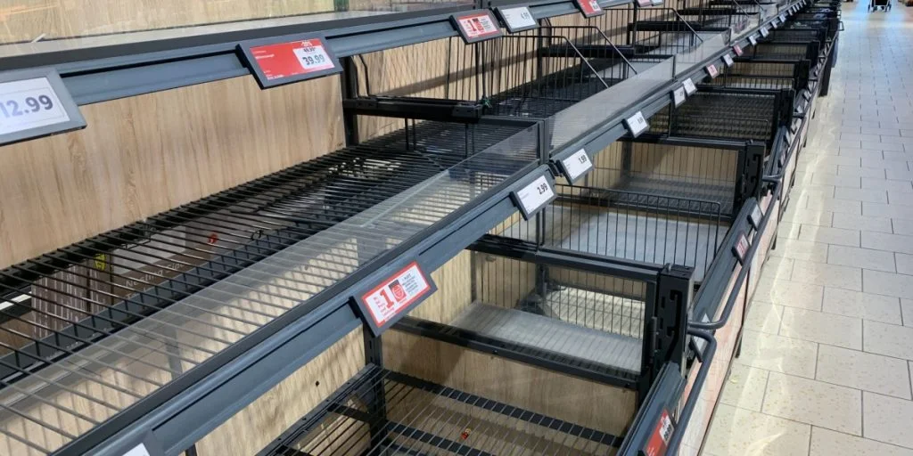 Kunder tømmer hylderne i kendt detailbutik: Populære varer forsvinder hurtigere end de kan leveres