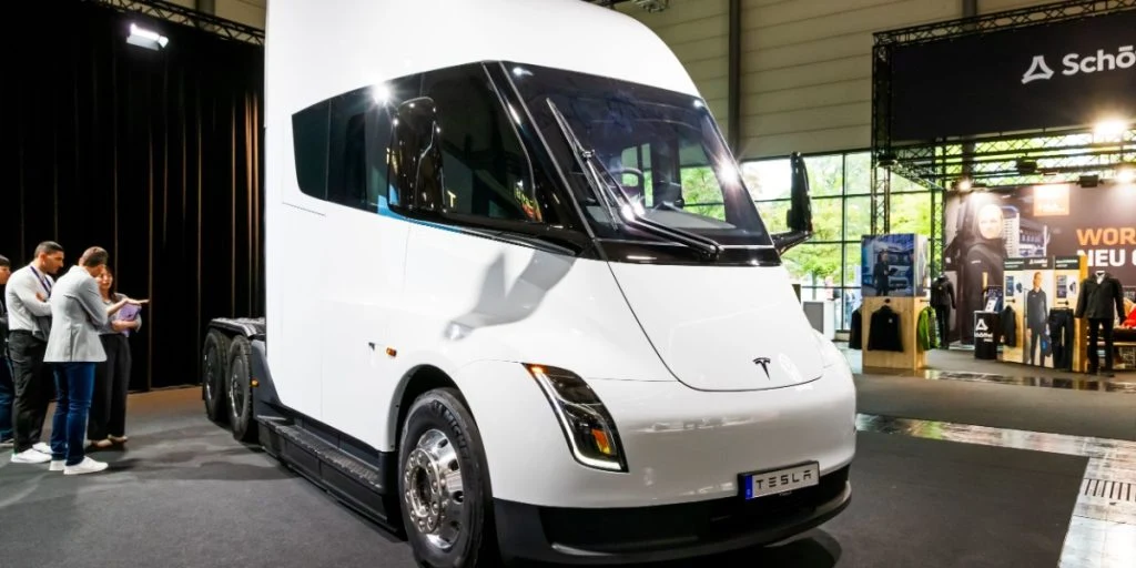 Tesla starter masseproduktion af elektriske lastbiler med fokus på effektiv transport