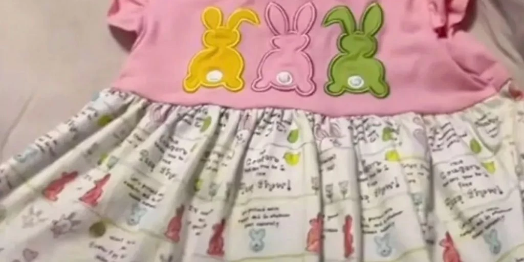 Mor fandt ‘skjult’ meddelelse på datters kjole: Fik et chok, da hun gennemskuede det