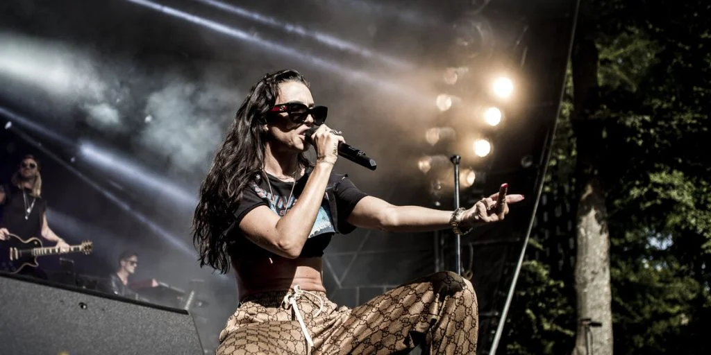 Medina i hede kys med ny ung fyr – kan ikke holde fingrene fra ham