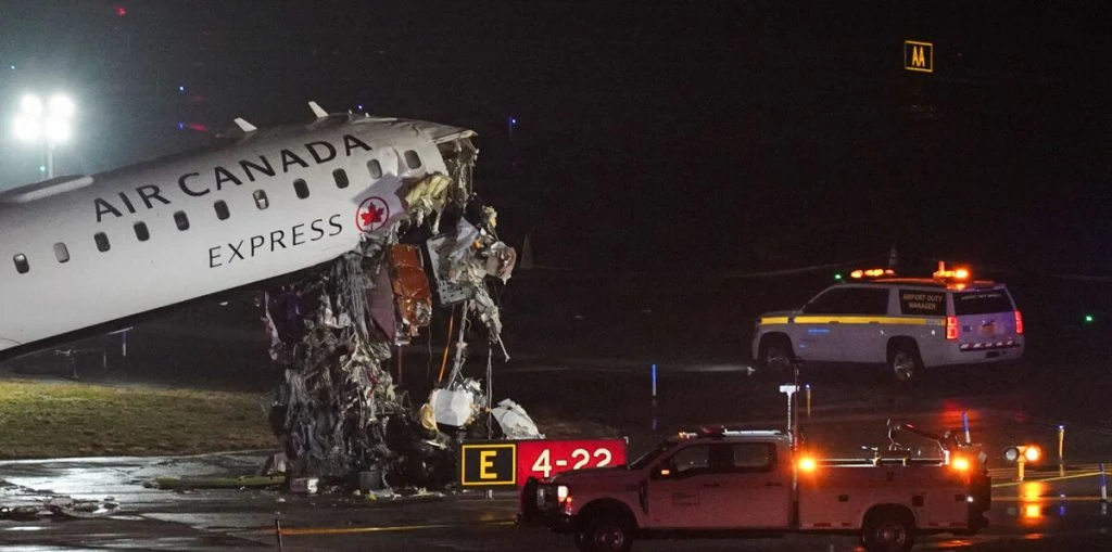 Billeder går verden rundt: Passagerfly kolliderer med køretøj i lufthavn