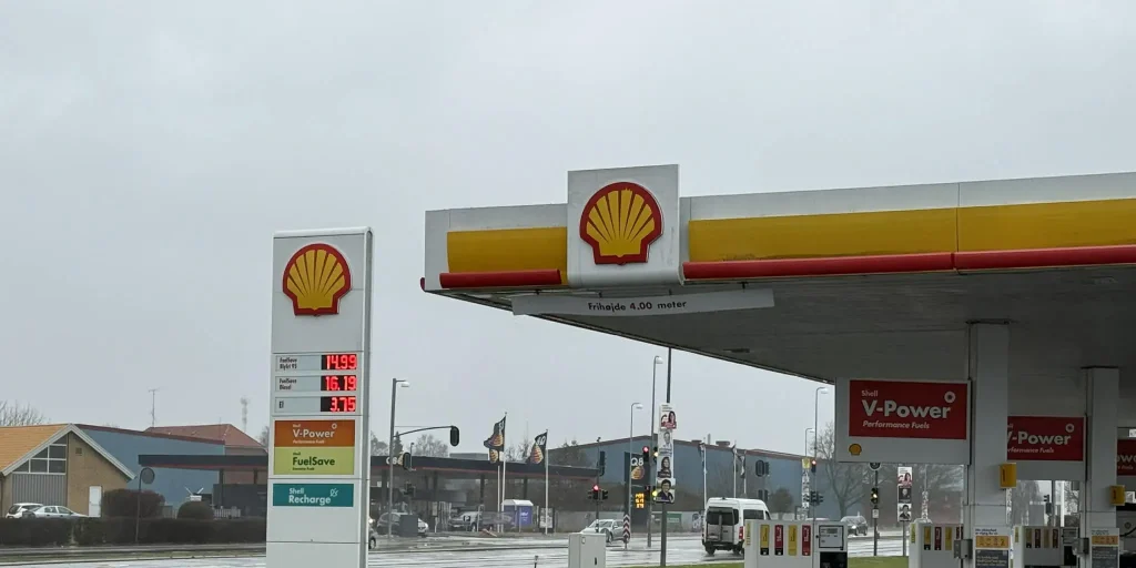 Shell-tankstation med priser på benzin og diesel