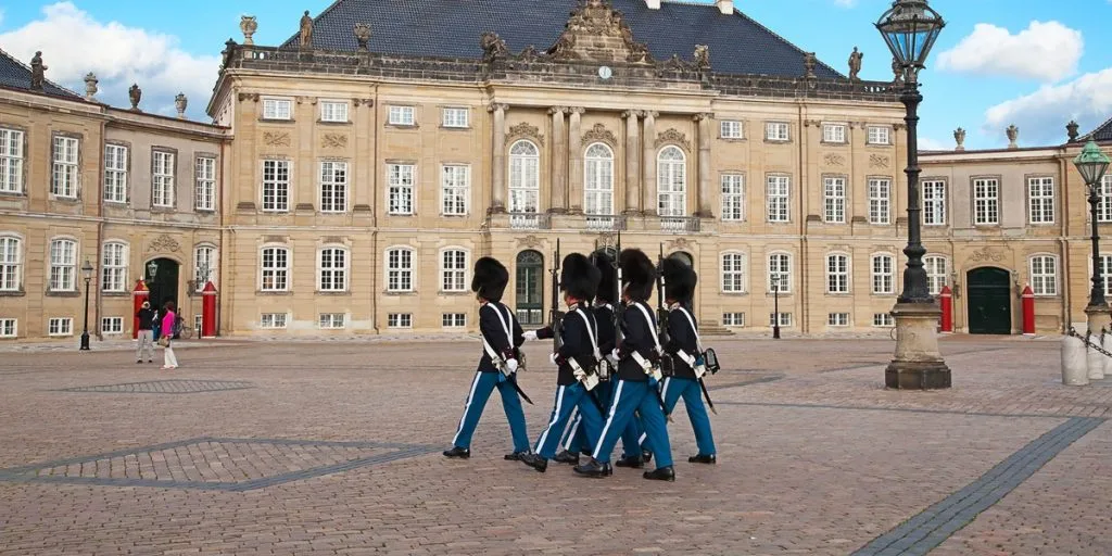 En sørgmodig tur ind forbi Amalienborg: Skal aflevere ridderkorset tilbage