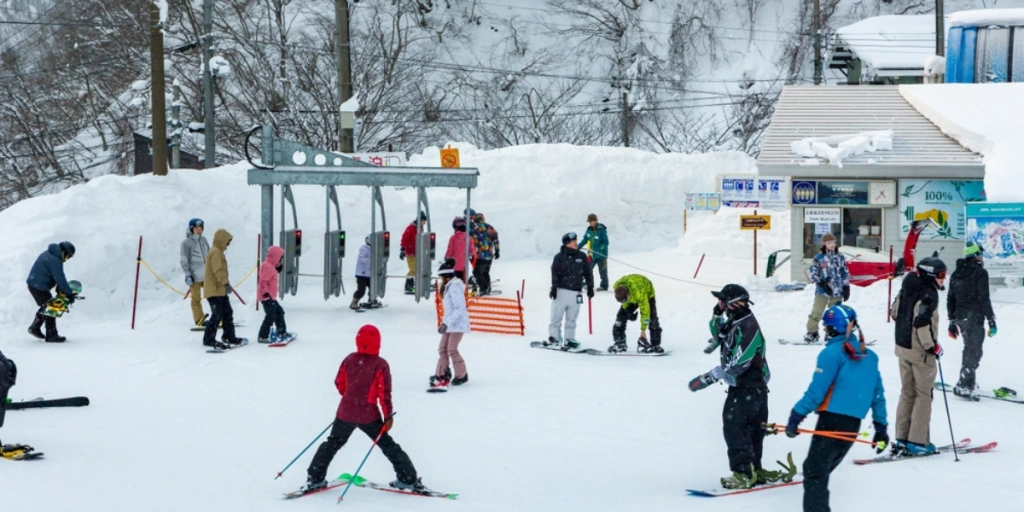 Touristenboom macht japanisches skigebiet zum albtraum eines nachtlebens-hotspots