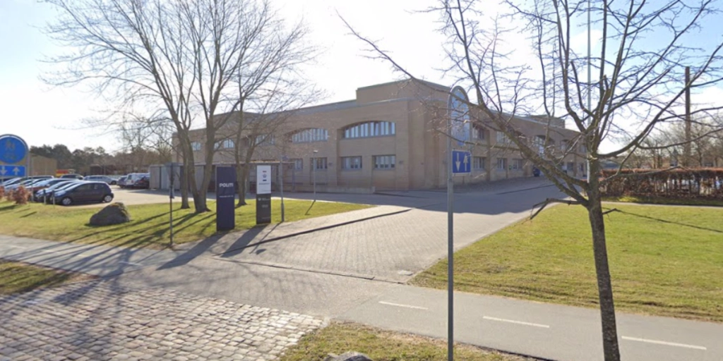 Brandvæsen tilkaldt: Eksplosion foran politistation