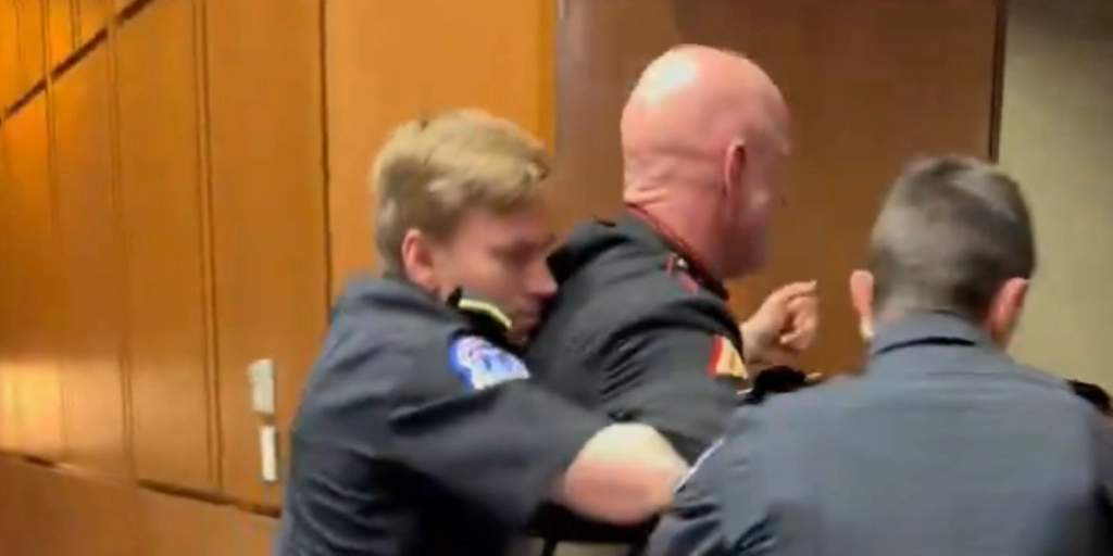 VIDEO: US veteran protests Iran war — moments later he’s dragged out of Senate