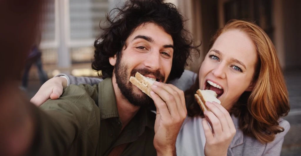 Par som äter bröd tillsammans
