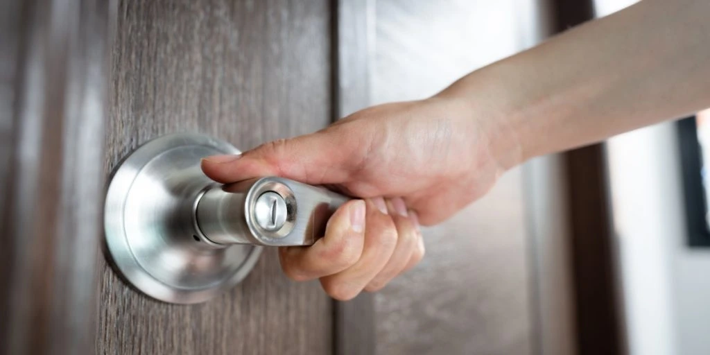 Effektivt husråd spreder sig: Derfor sprøjter flere eddike ved hoveddøren