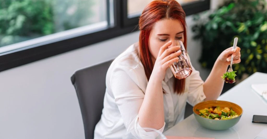 Dricker du vatten när du äter? Experter förklarar vad som faktiskt händer i magen