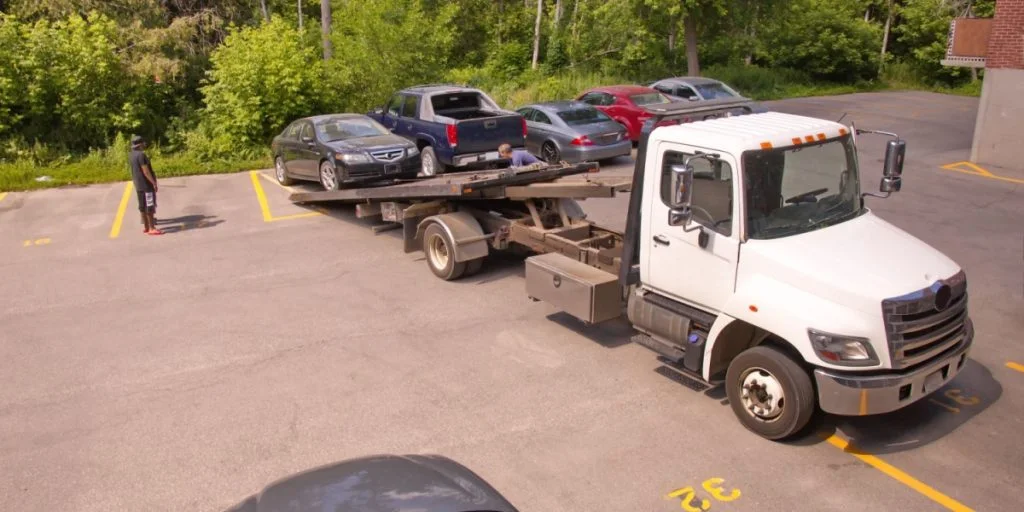 Mann festgenommen, nachdem Kleinkind in sichergestelltem Fahrzeug nahe Detroit gefunden wurde