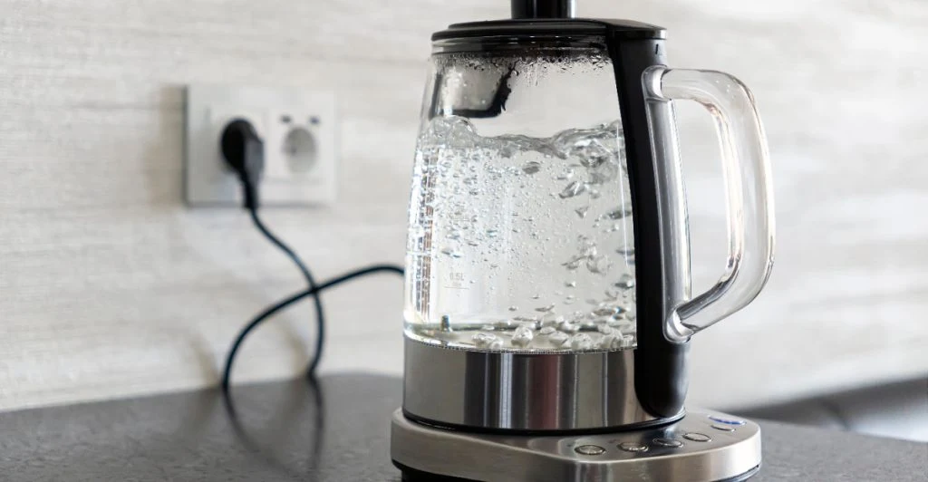 Den virala trenden: Kan ett glas varmt vatten om morgonen göra skillnad?