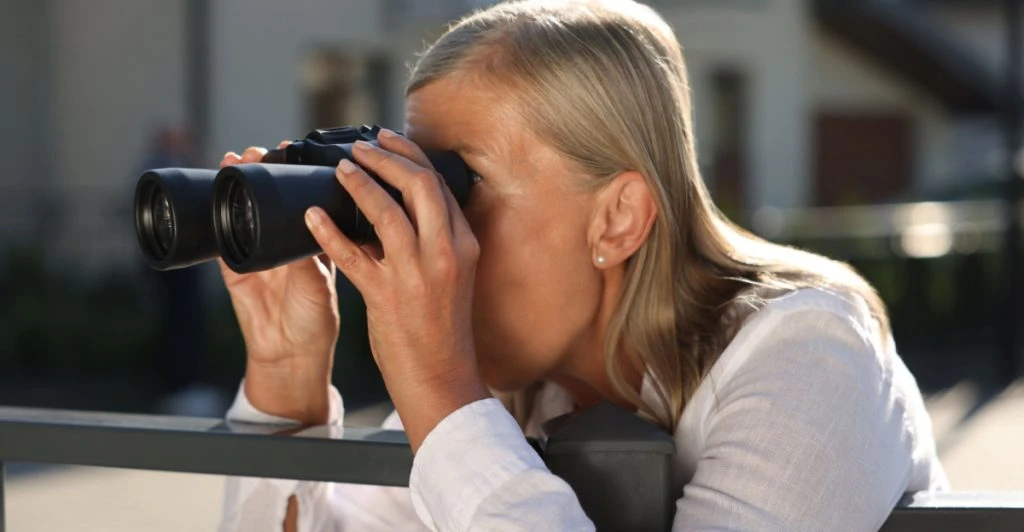 Kvinna med kikare
