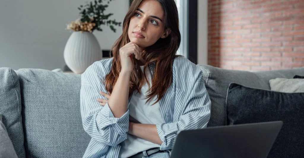 Ung kvinna med laptop