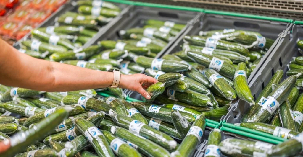 Experternas besked: Ta inte bort plasten från gurkan