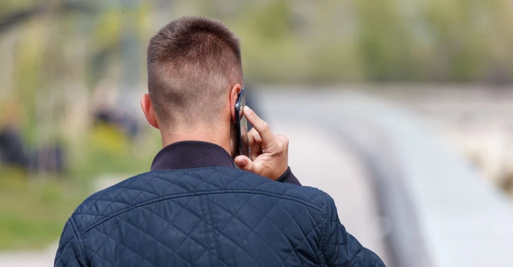 Man talar i telefonen