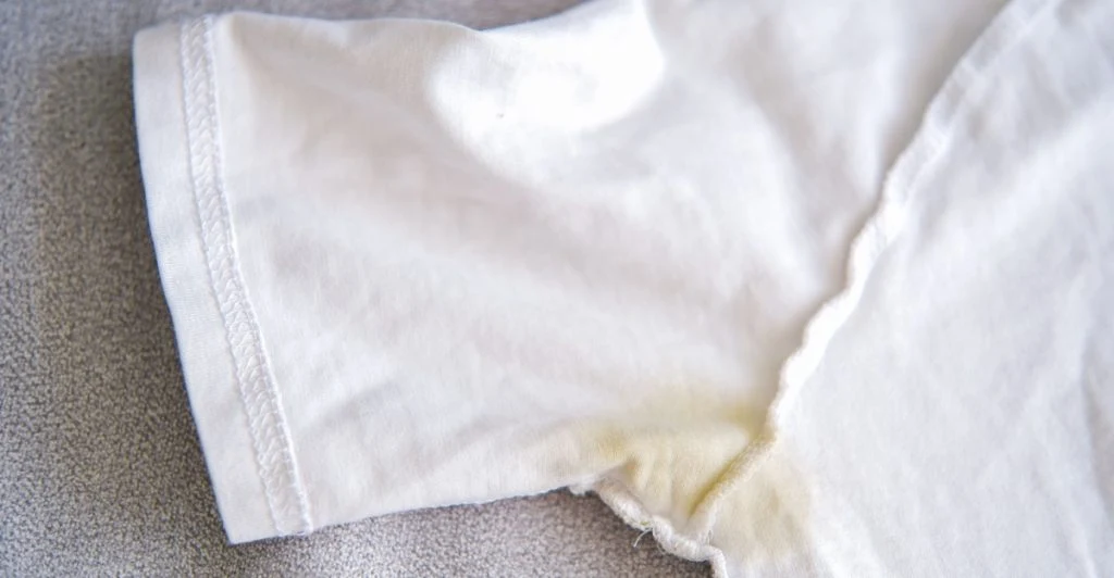 Så får du bort svettfläckar direkt – knepet med två enkla ingredienser som räddar dina kläder