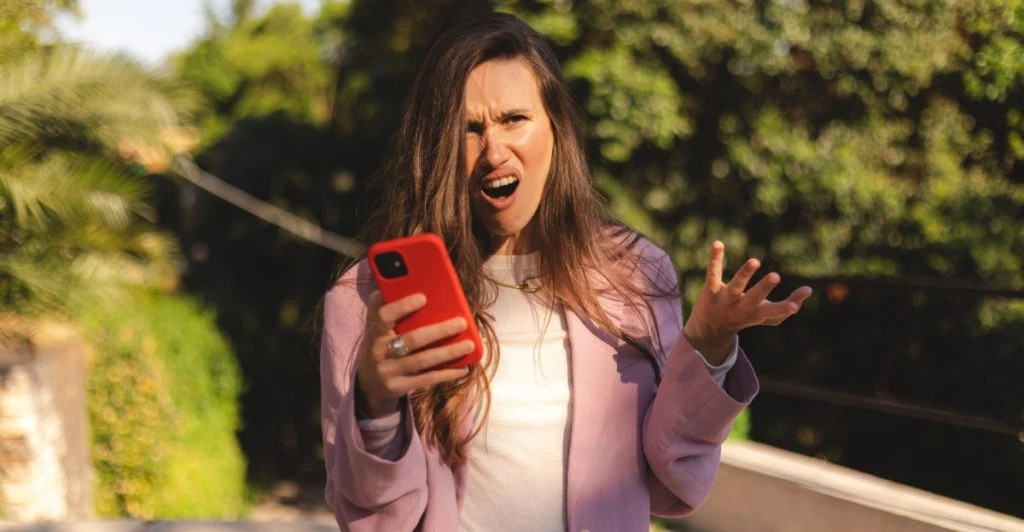 Arg kvinna med iPhone