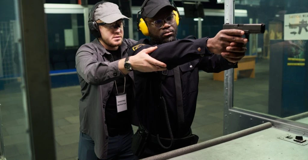 Polis kopplas till gängens skjutträning – tas ur tjänst